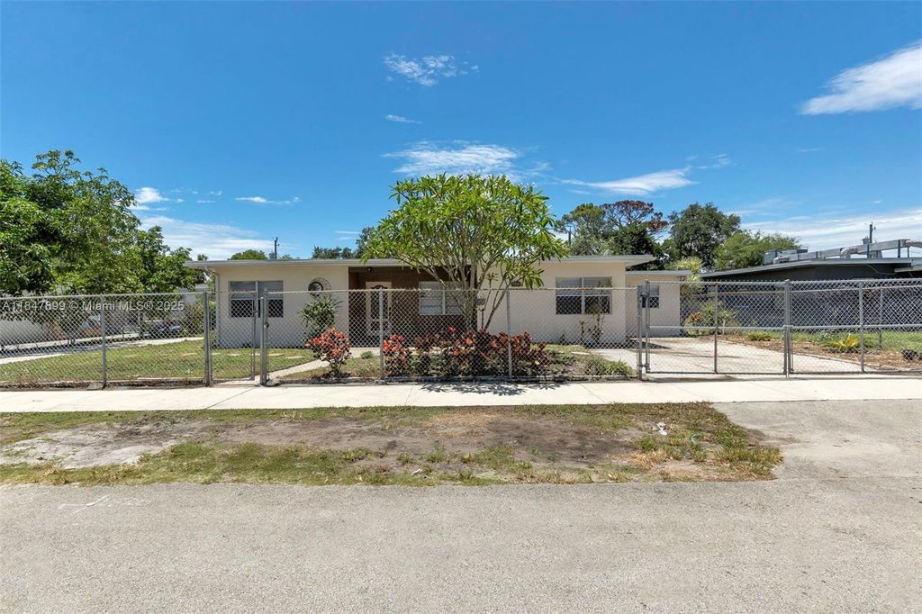 Photo of 213 NW 28th Ave, Fort Lauderdale, FL 33311 (MLS # A11847899)