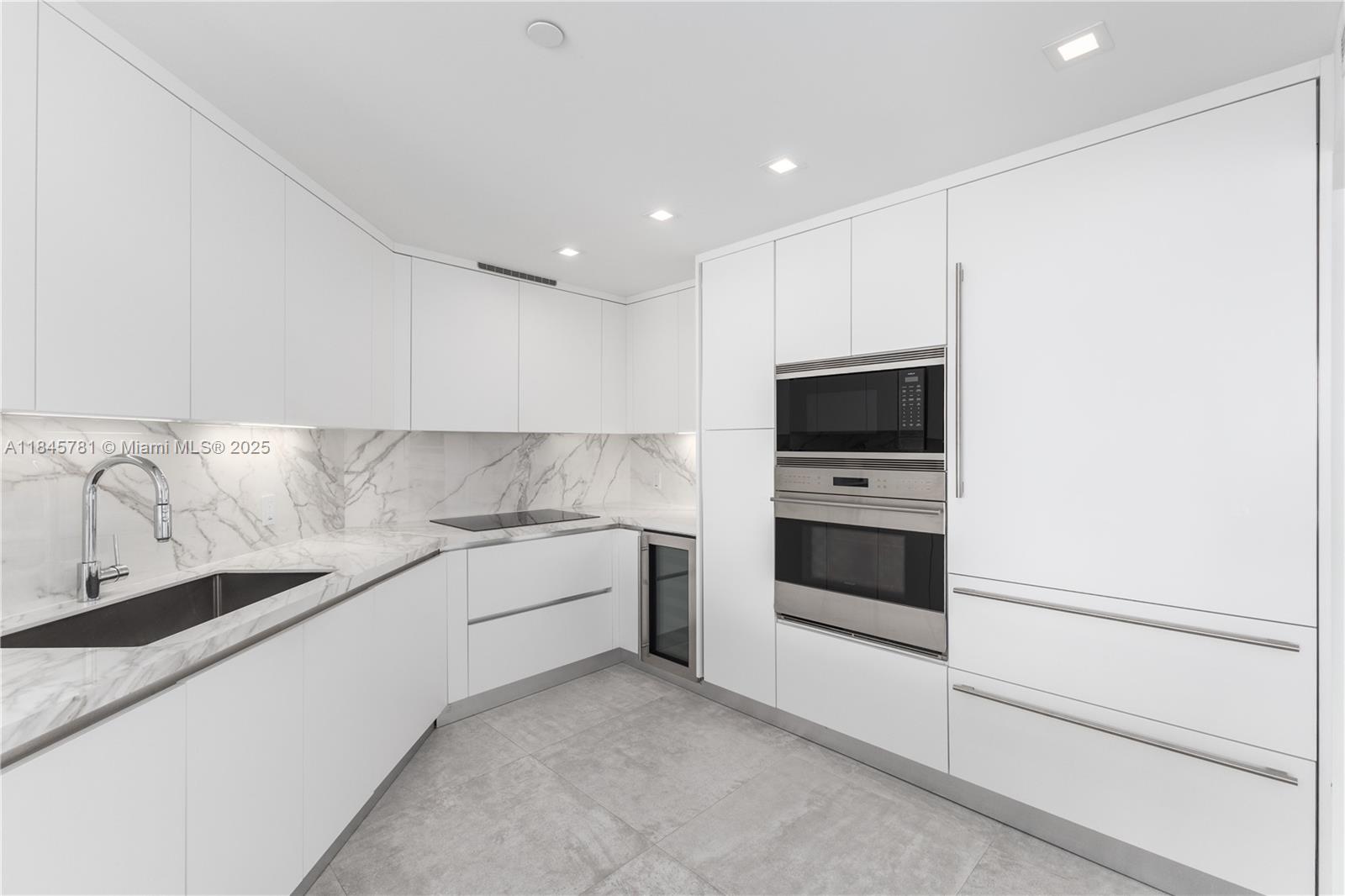 SUNSET HARBOUR SOUTH COND - Residential