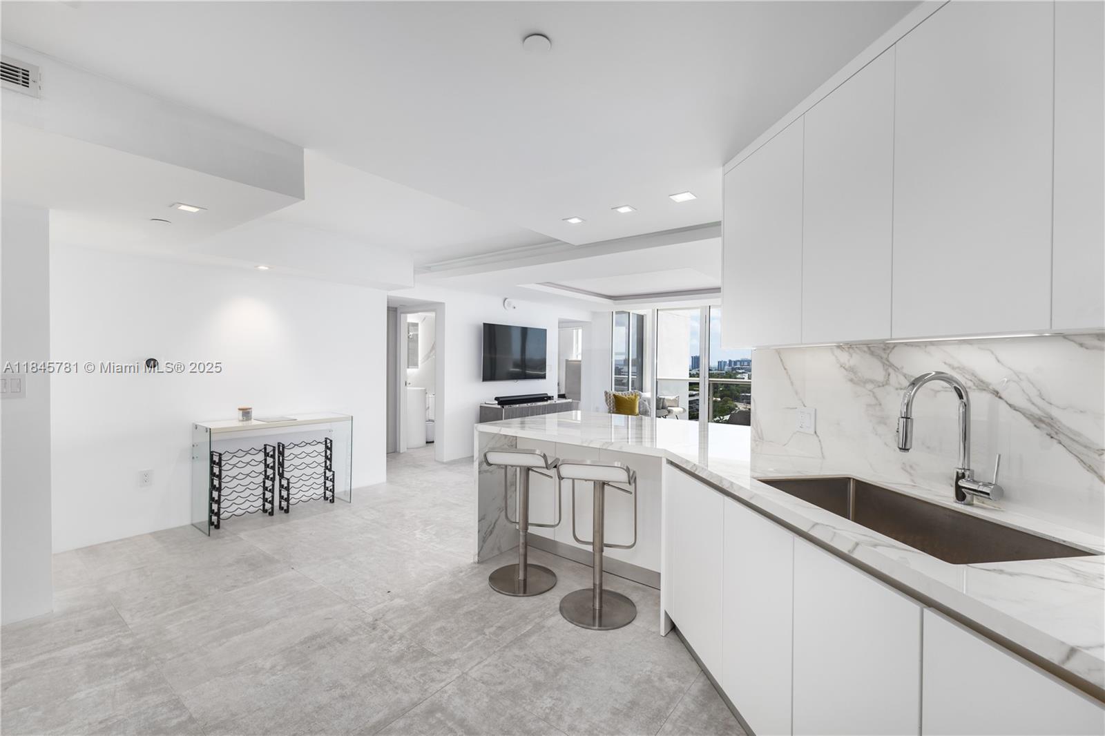 SUNSET HARBOUR SOUTH COND - Residential