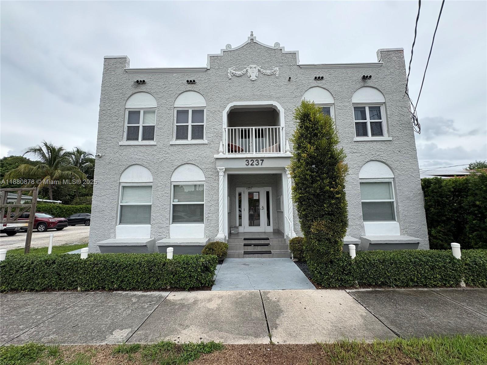 Nicely updated unit and building near Coral Gables, Brickell, and Calle 8. In central Little Havana. Close to everything. Laundry facilities on premises. Off street parking, WIFI, and water included. Freshly painted and cleaned.