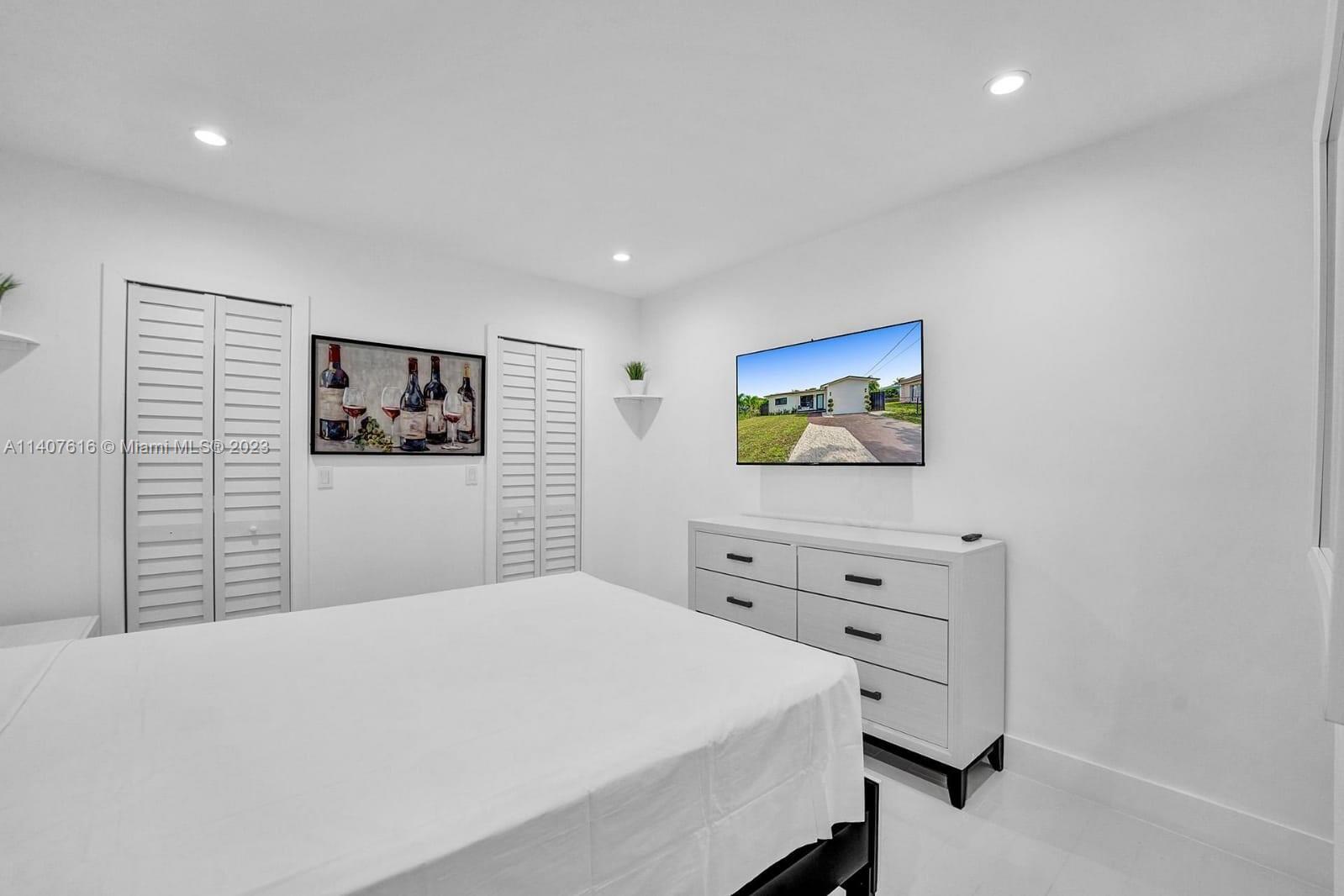 Clean renovated kitchen, bathroom & bedroom. Television included in the stay. Light, water and housing expenses are included. The roof is in perfect shape. Lights work great. Near Hard Rock Stadium, Aventura Mall, Hollywood Broadwalk, Art/Culture Center and more.