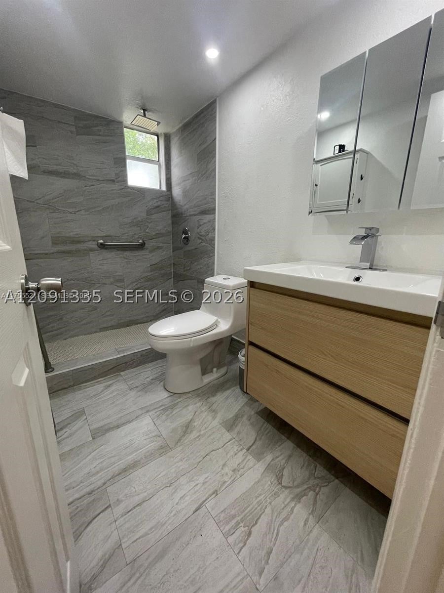4550 NW 9th St 102E