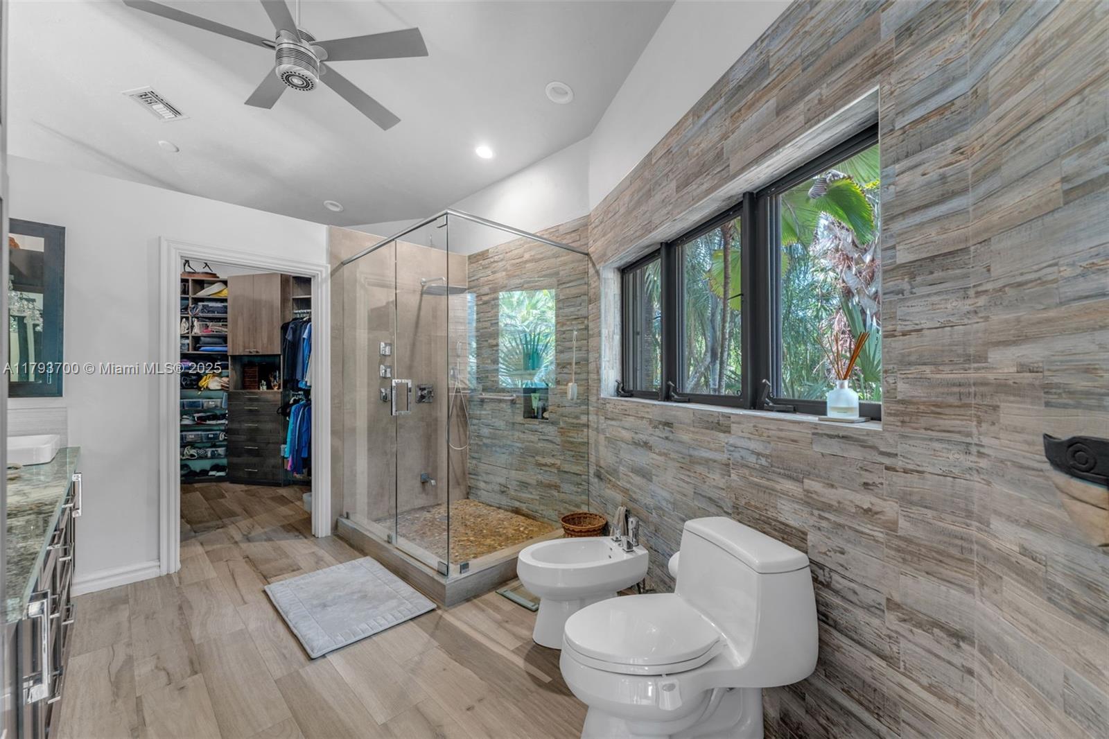 4.87 AC REDLAND ESTATE - Residential