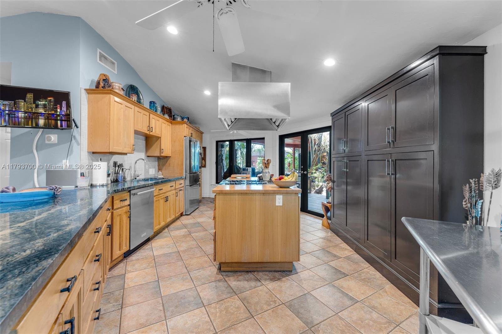 4.87 AC REDLAND ESTATE - Residential