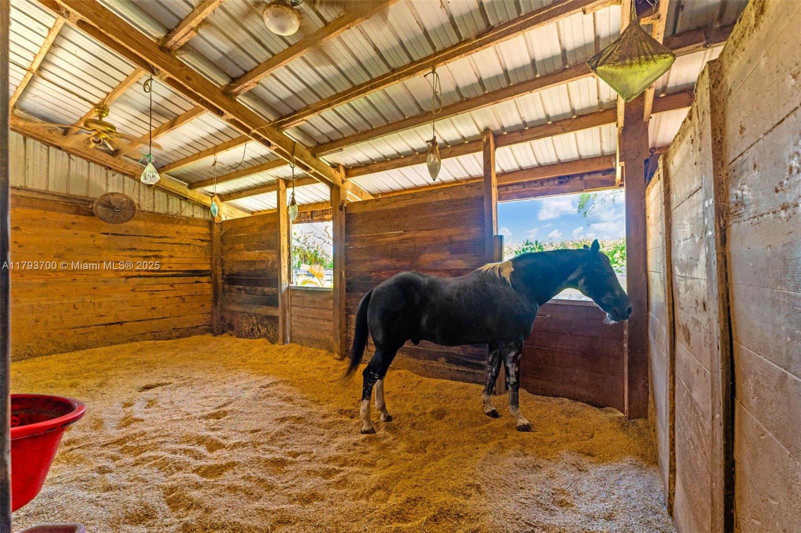4.87 AC REDLAND ESTATE - Residential