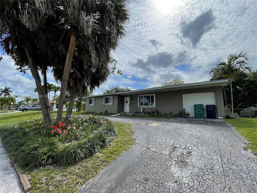Cozy 3/2 updated kitchen, single car garage, in a very desirable community, nearby schools, essentials and shops, spacious yard  to fit a pool and all the toys! Priced to sell, hurry to schedule your showing this home will sell fast!