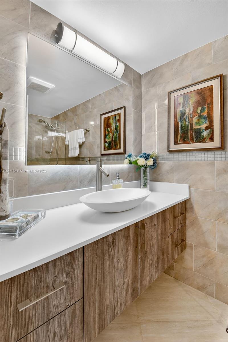 COLONY BAY HARBOR APTS CO - Residential Lease