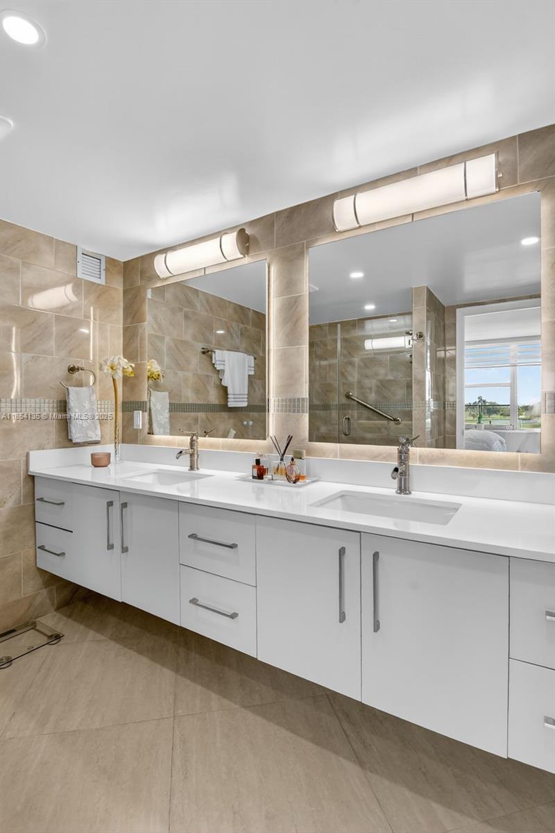 COLONY BAY HARBOR APTS CO - Residential Lease