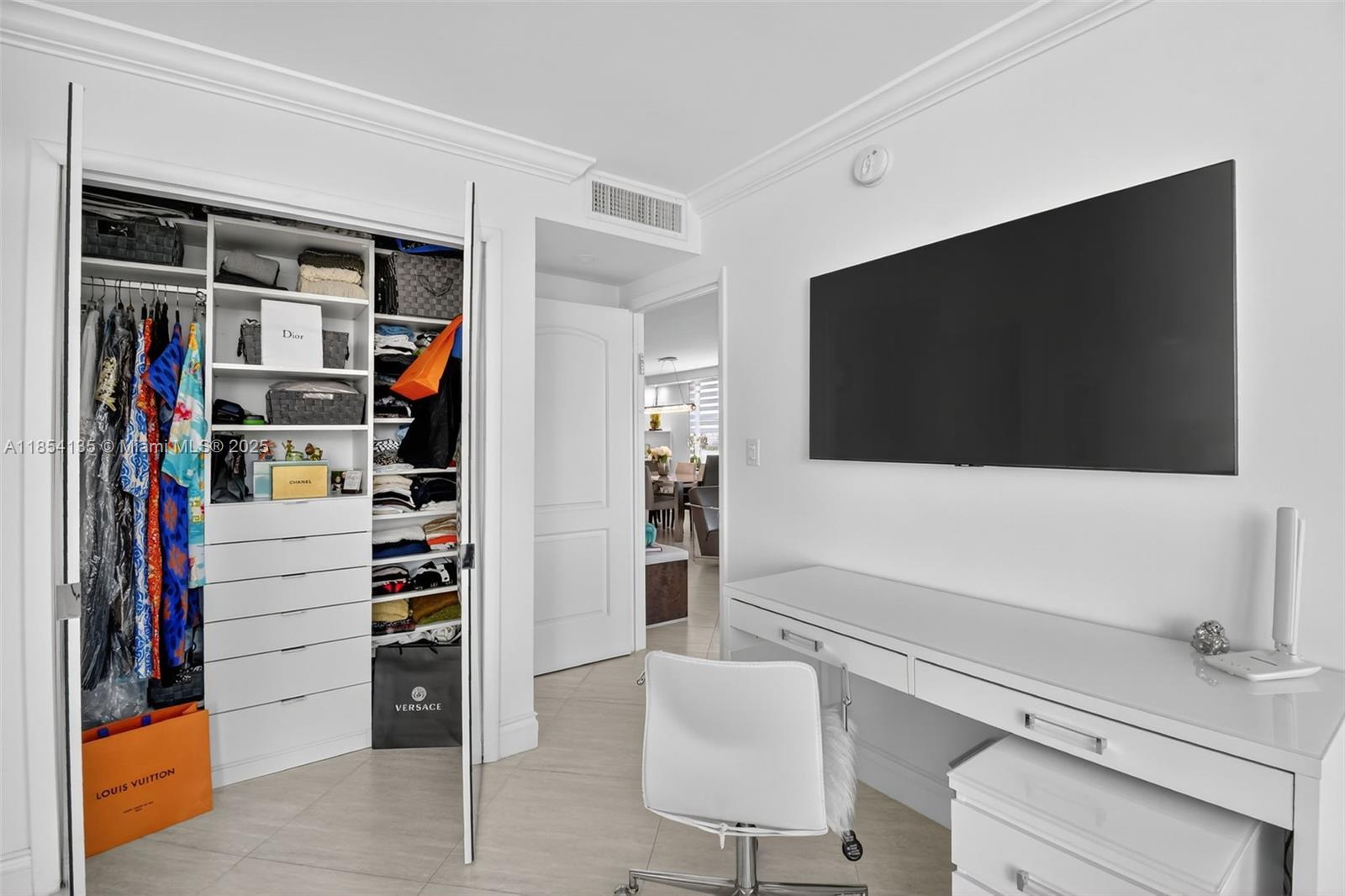 COLONY BAY HARBOR APTS CO - Residential Lease