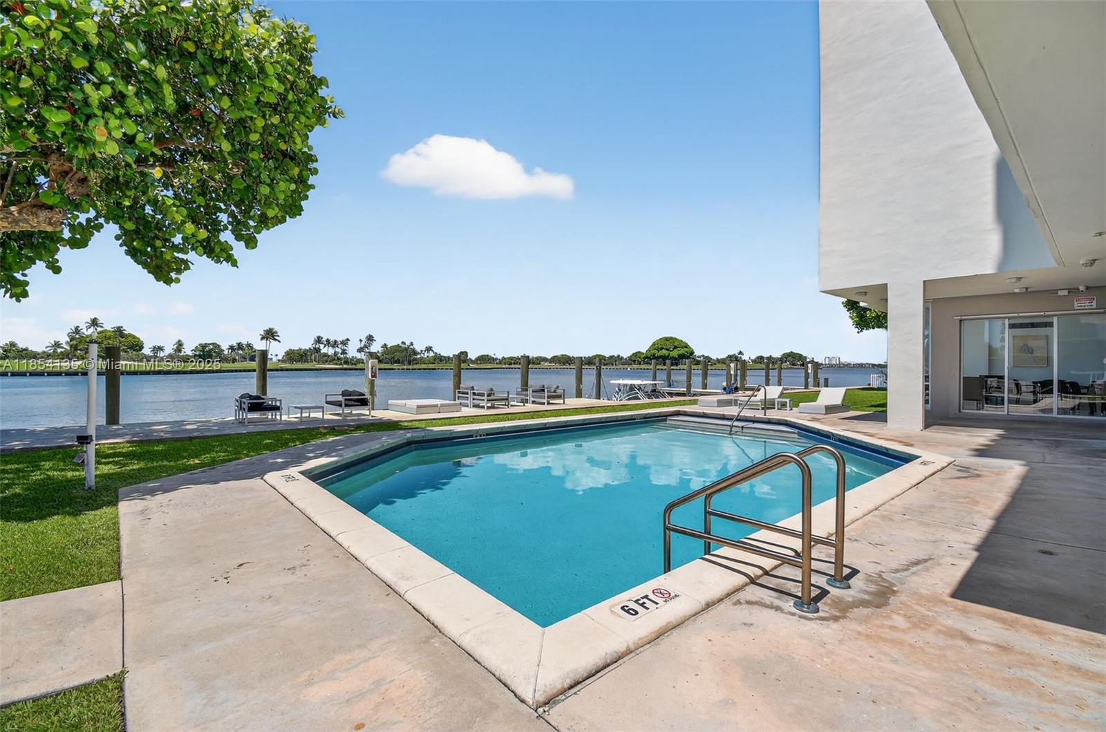 COLONY BAY HARBOR APTS CO - Residential Lease