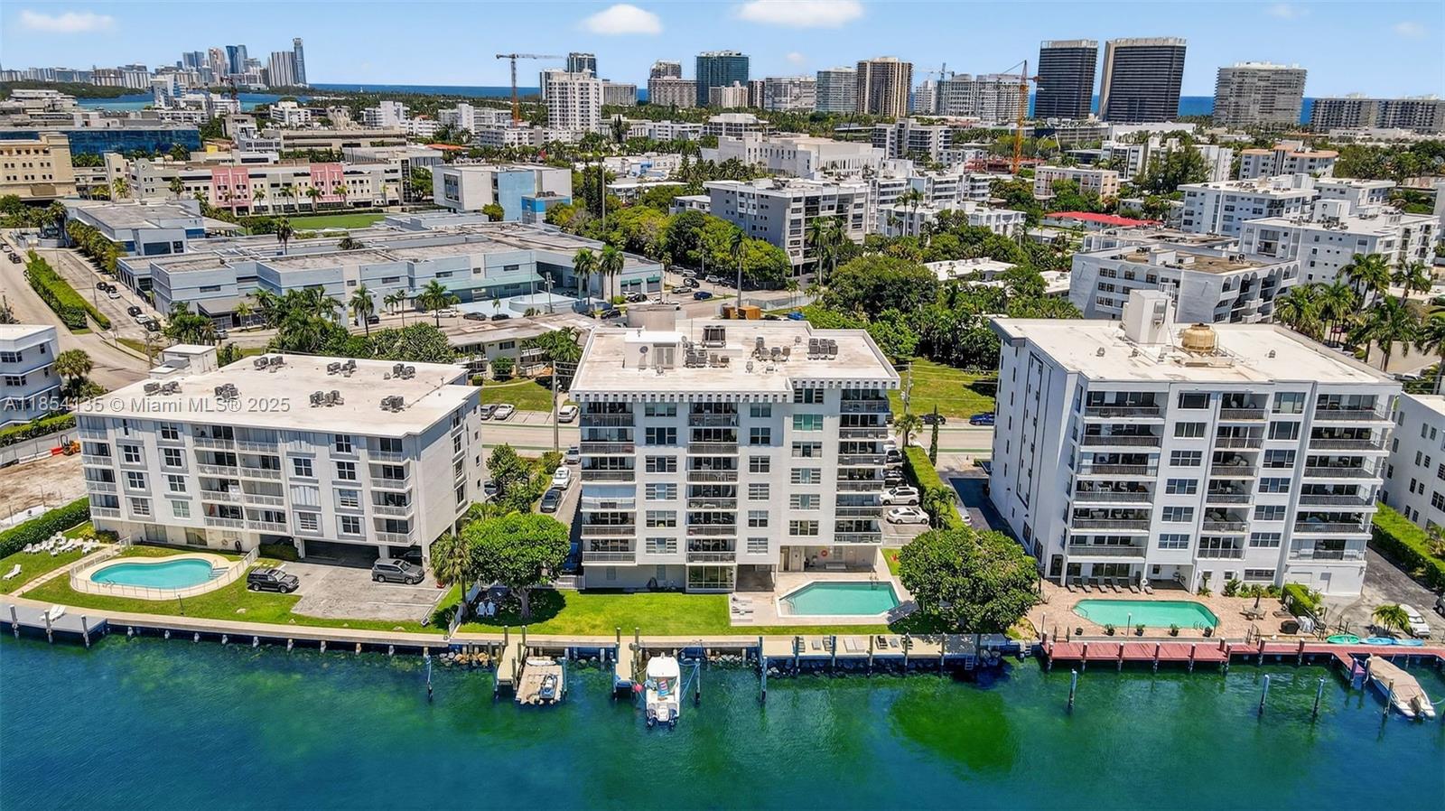 COLONY BAY HARBOR APTS CO - Residential Lease