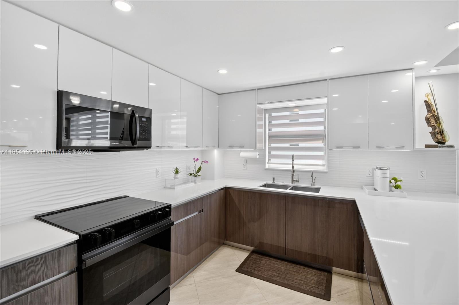 COLONY BAY HARBOR APTS CO - Residential Lease