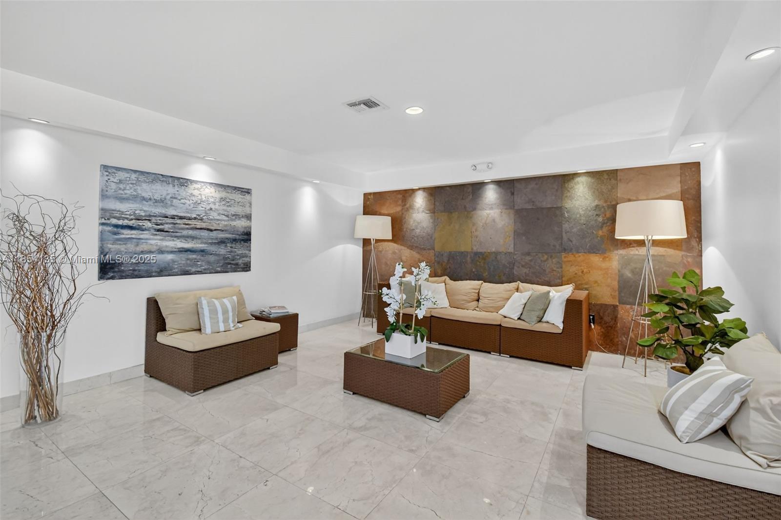 COLONY BAY HARBOR APTS CO - Residential Lease