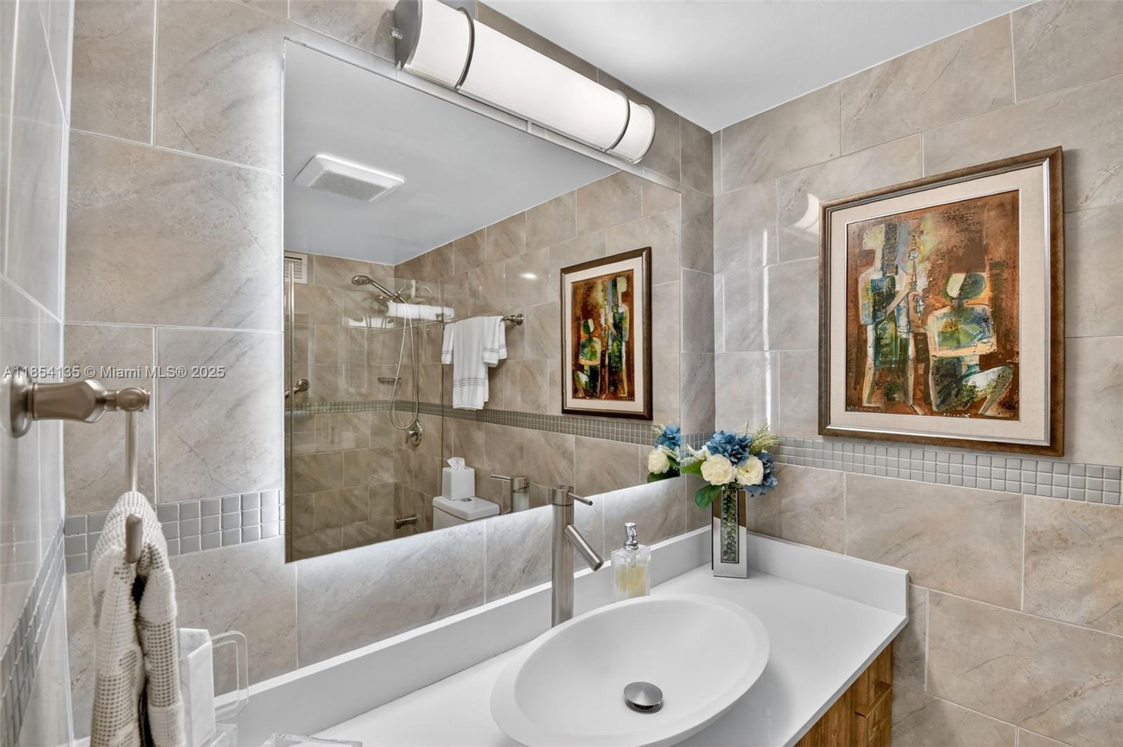 COLONY BAY HARBOR APTS CO - Residential Lease