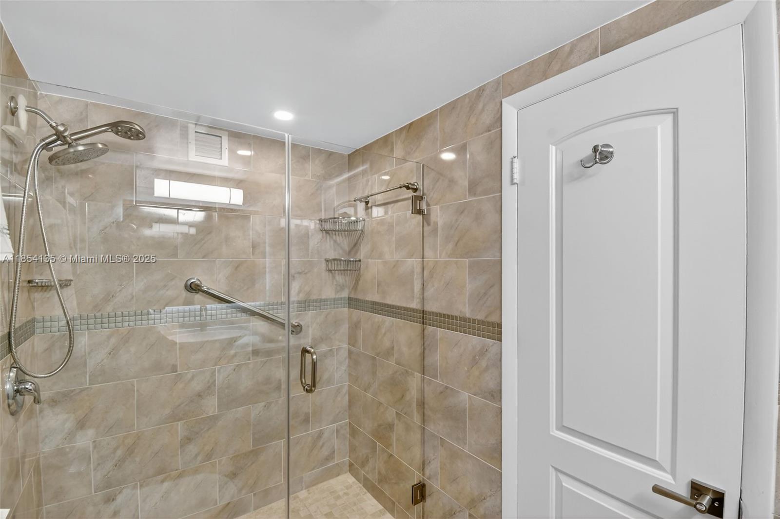 COLONY BAY HARBOR APTS CO - Residential Lease