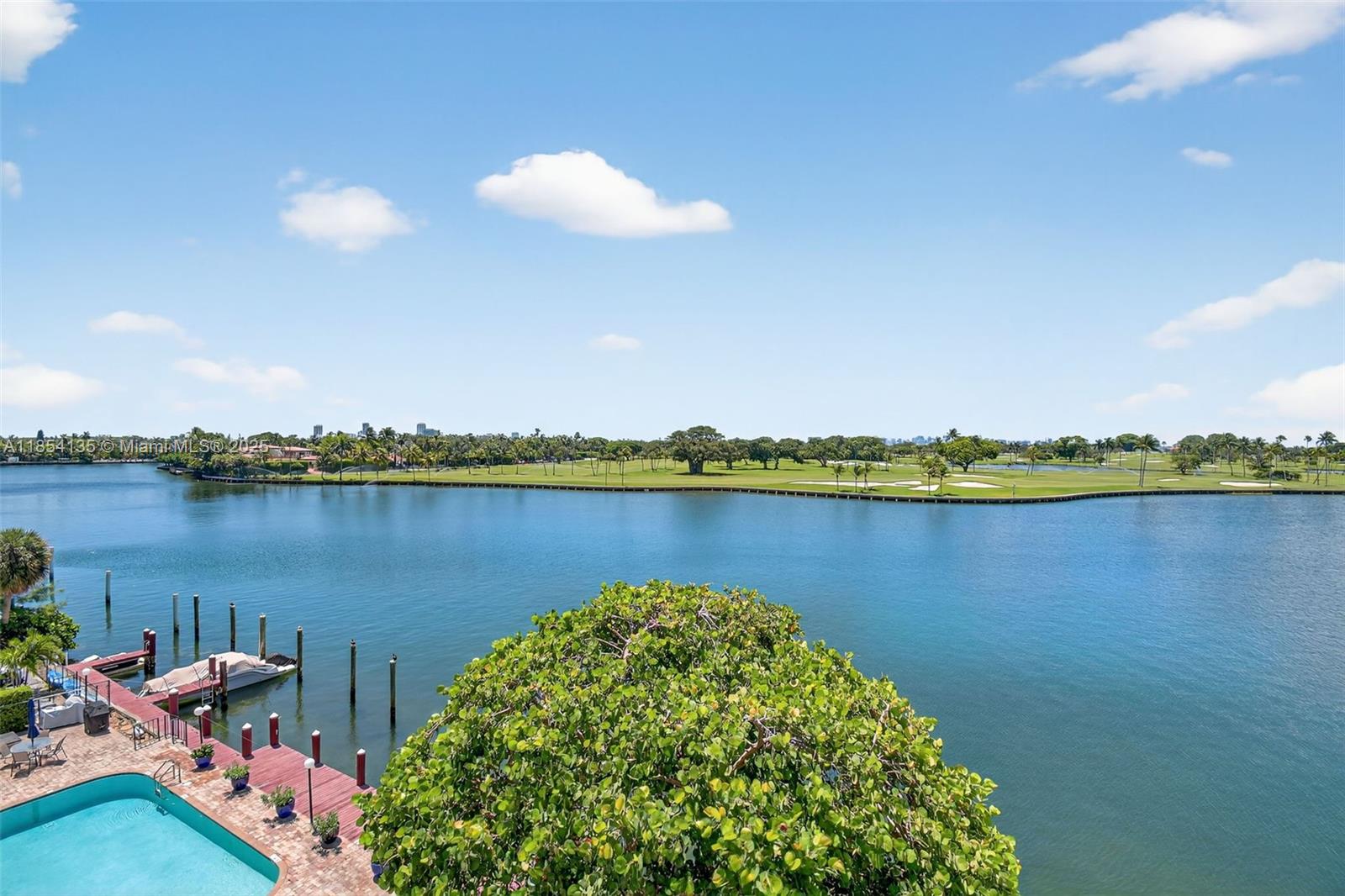 COLONY BAY HARBOR APTS CO - Residential Lease