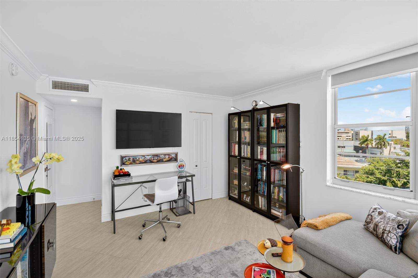 COLONY BAY HARBOR APTS CO - Residential Lease