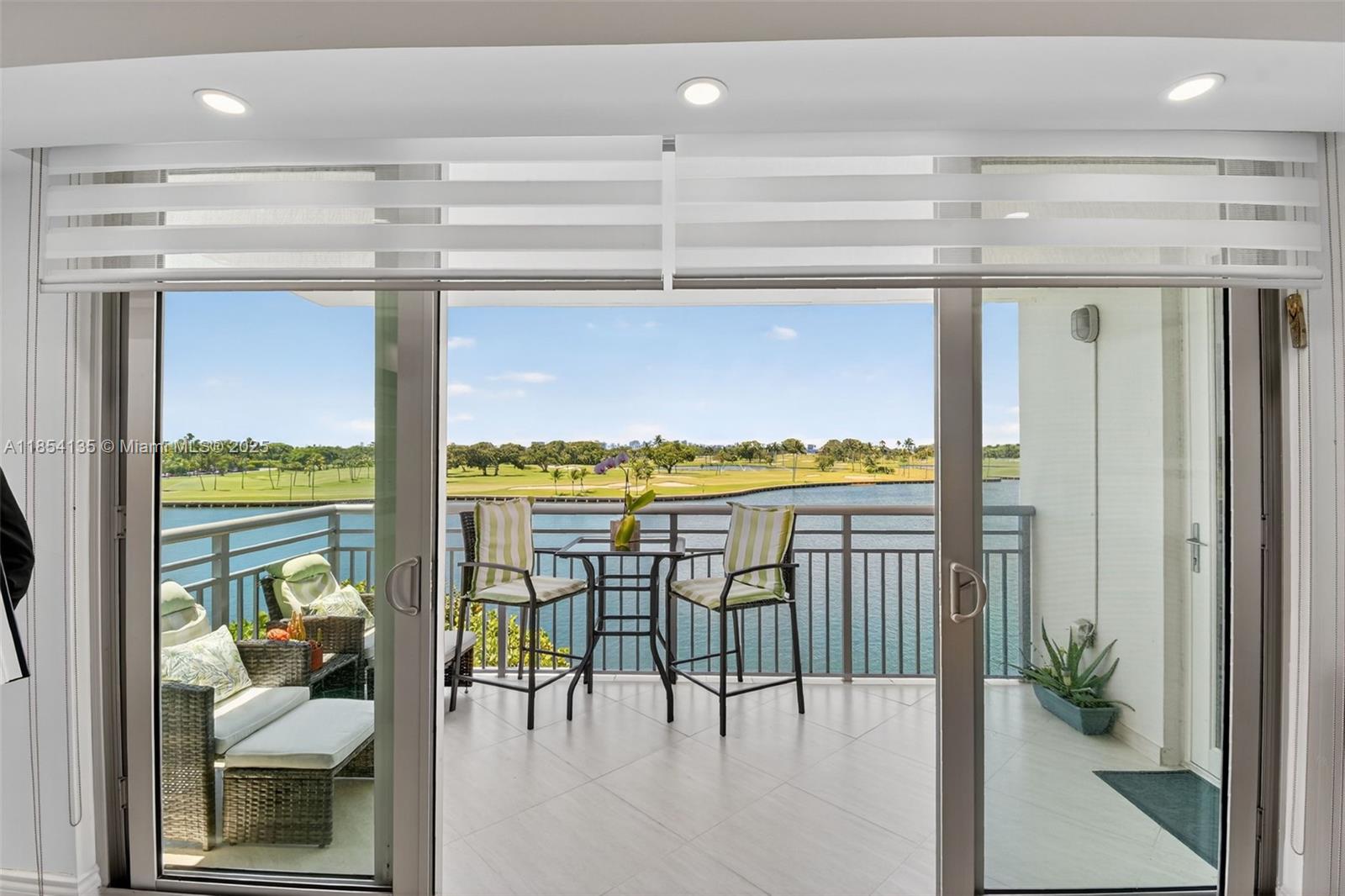 COLONY BAY HARBOR APTS CO - Residential Lease