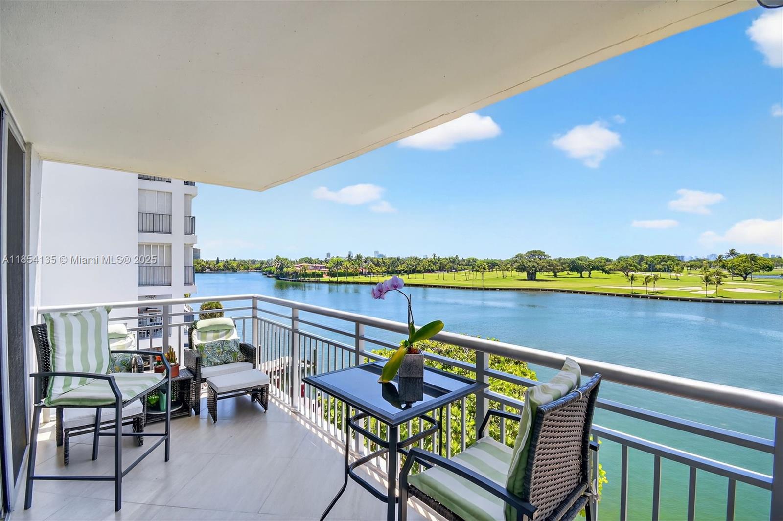 COLONY BAY HARBOR APTS CO - Residential Lease