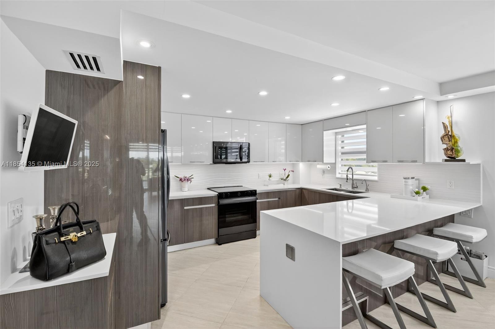 COLONY BAY HARBOR APTS CO - Residential Lease