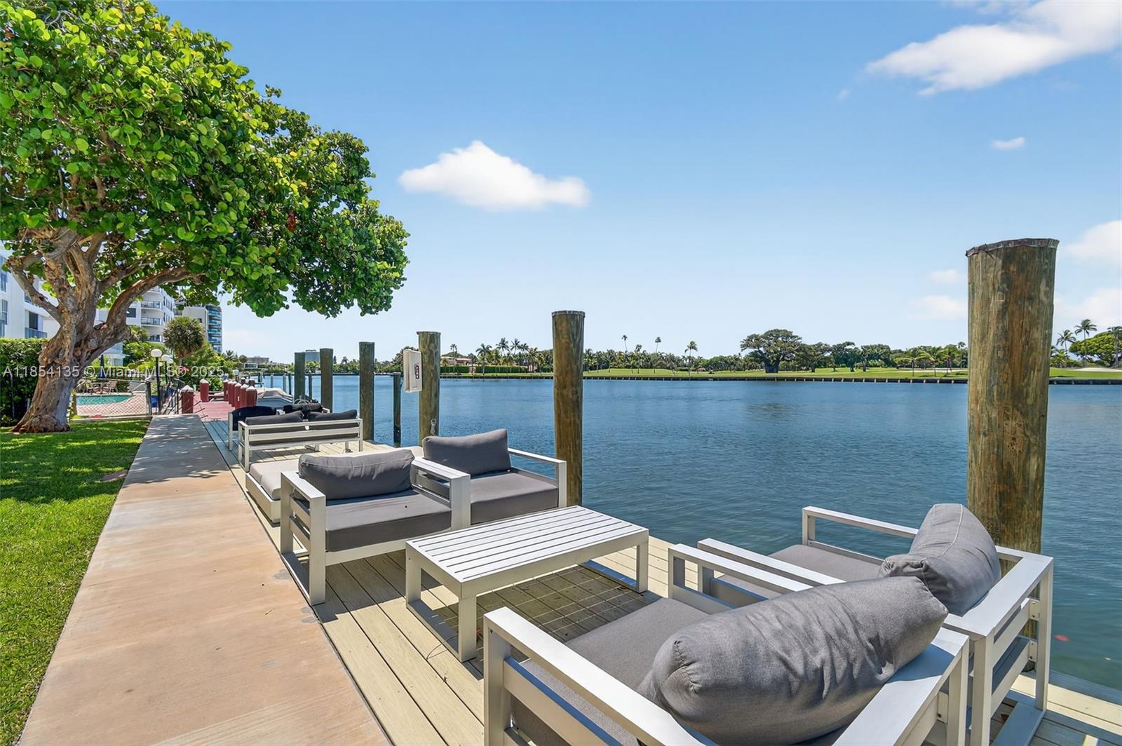 COLONY BAY HARBOR APTS CO - Residential Lease