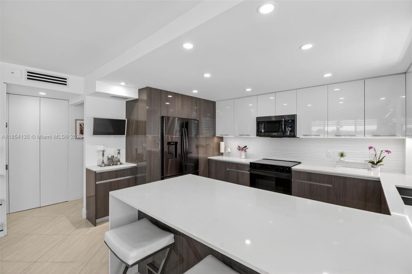 COLONY BAY HARBOR APTS CO - Residential Lease