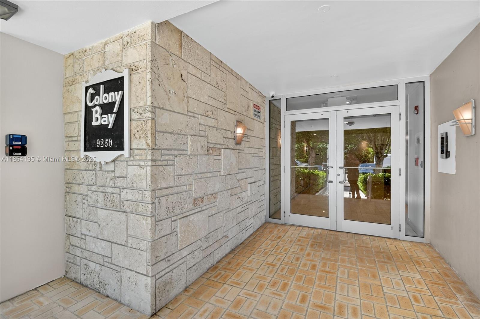 COLONY BAY HARBOR APTS CO - Residential Lease