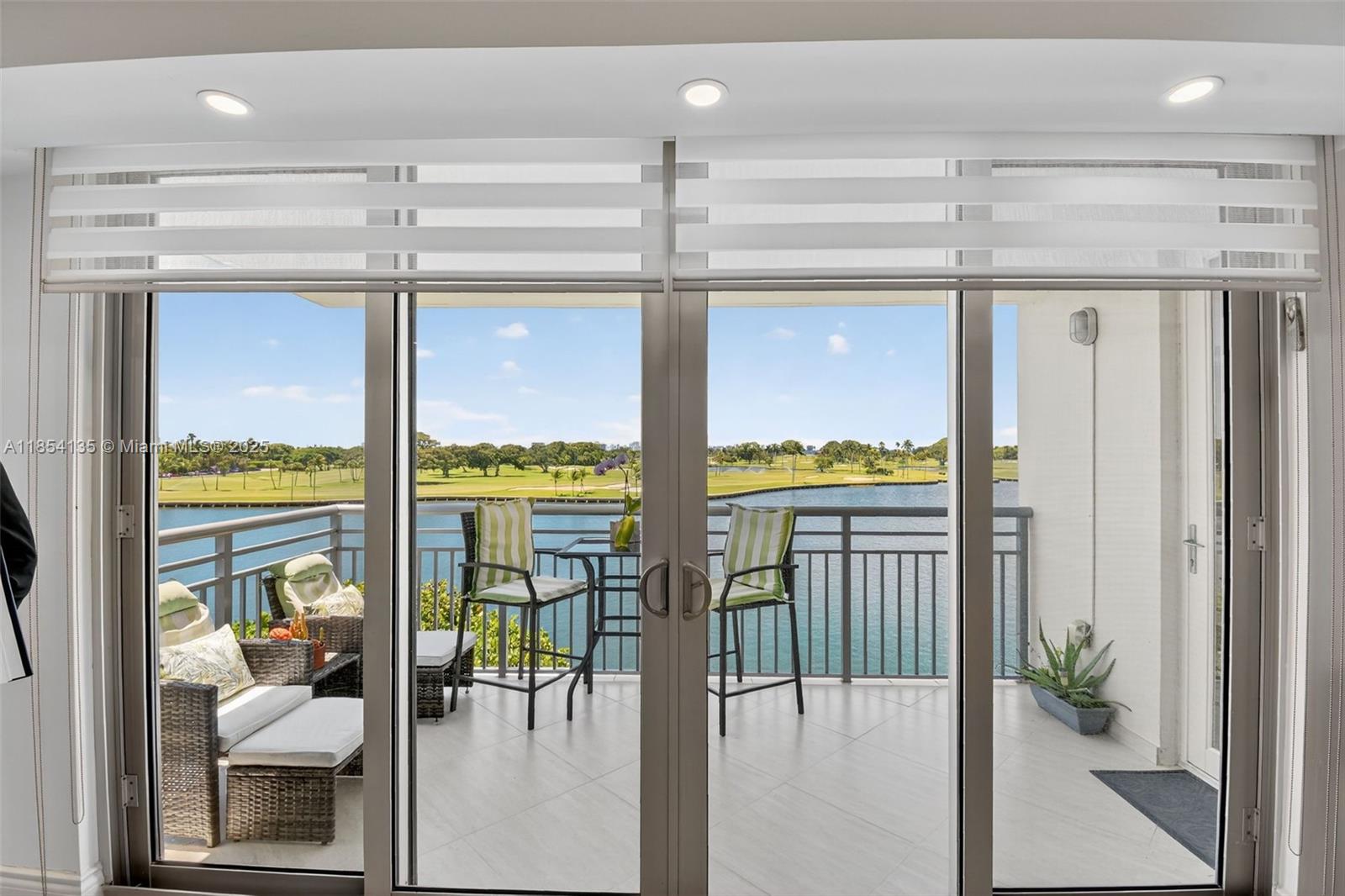 COLONY BAY HARBOR APTS CO - Residential Lease