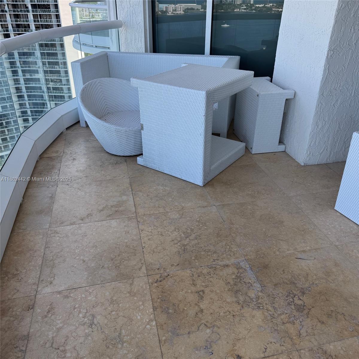 6000 Island Blvd 2204