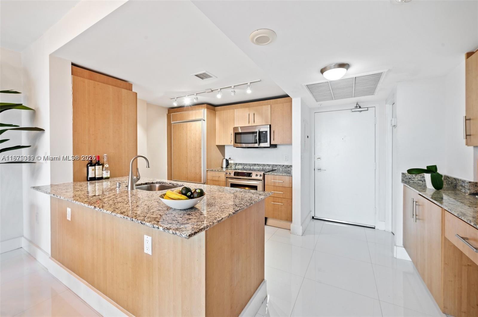 10275 Collins Ave 526