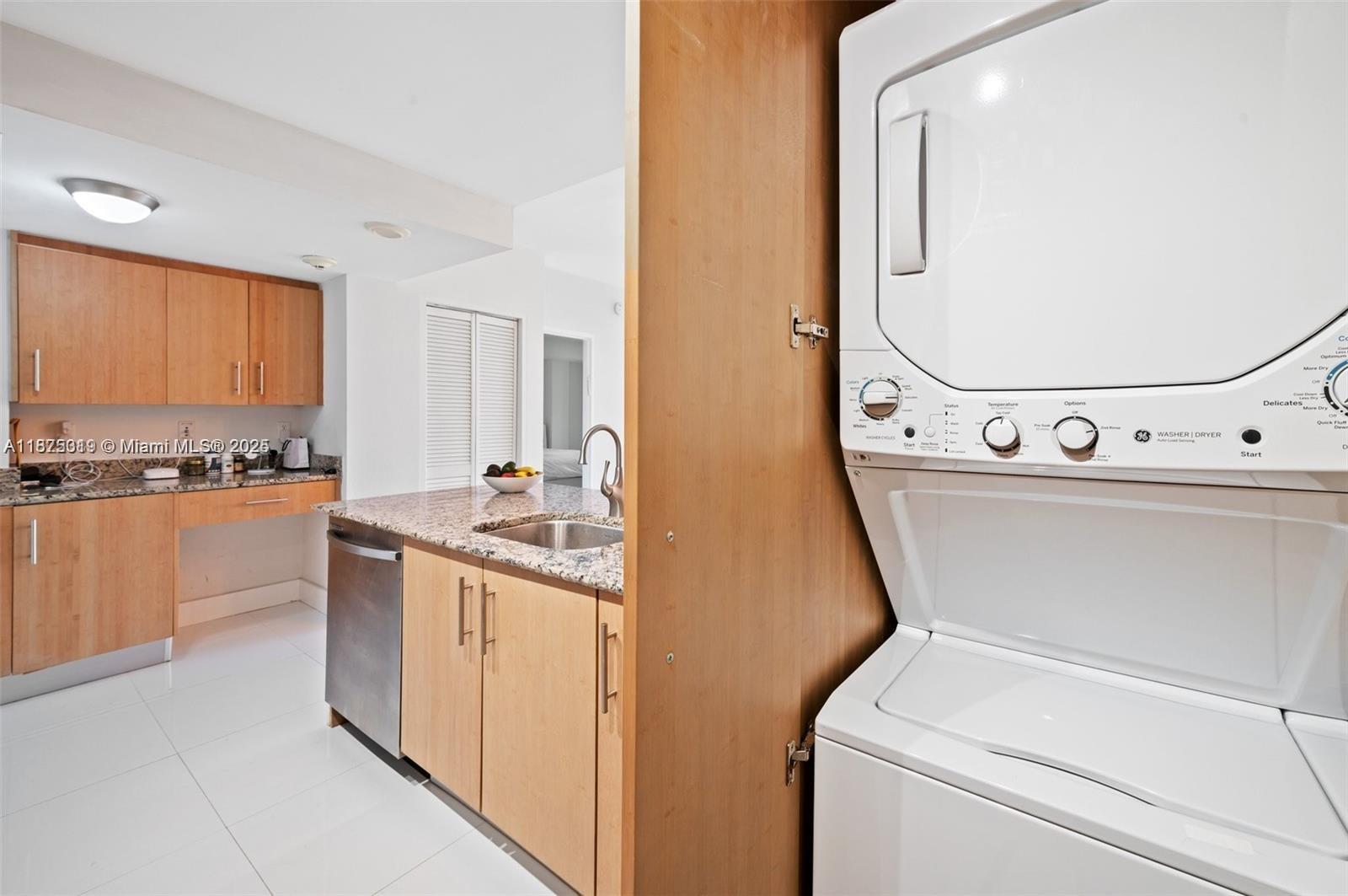 10275 Collins Ave 526
