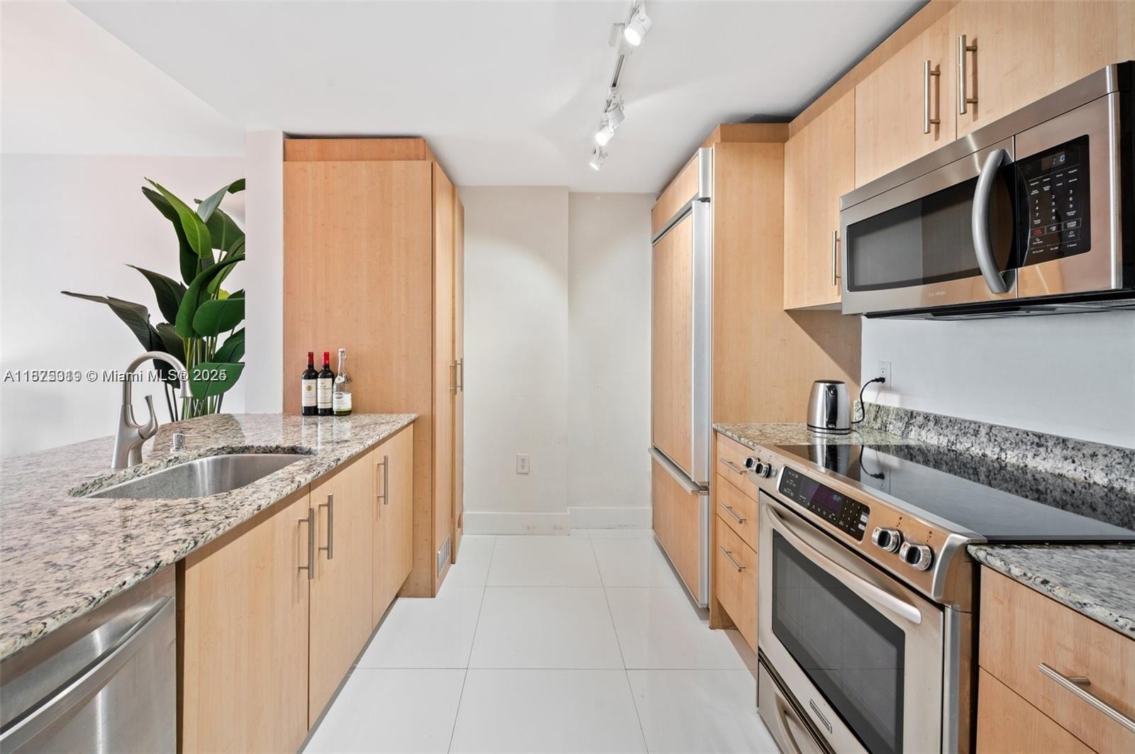 10275 Collins Ave 526