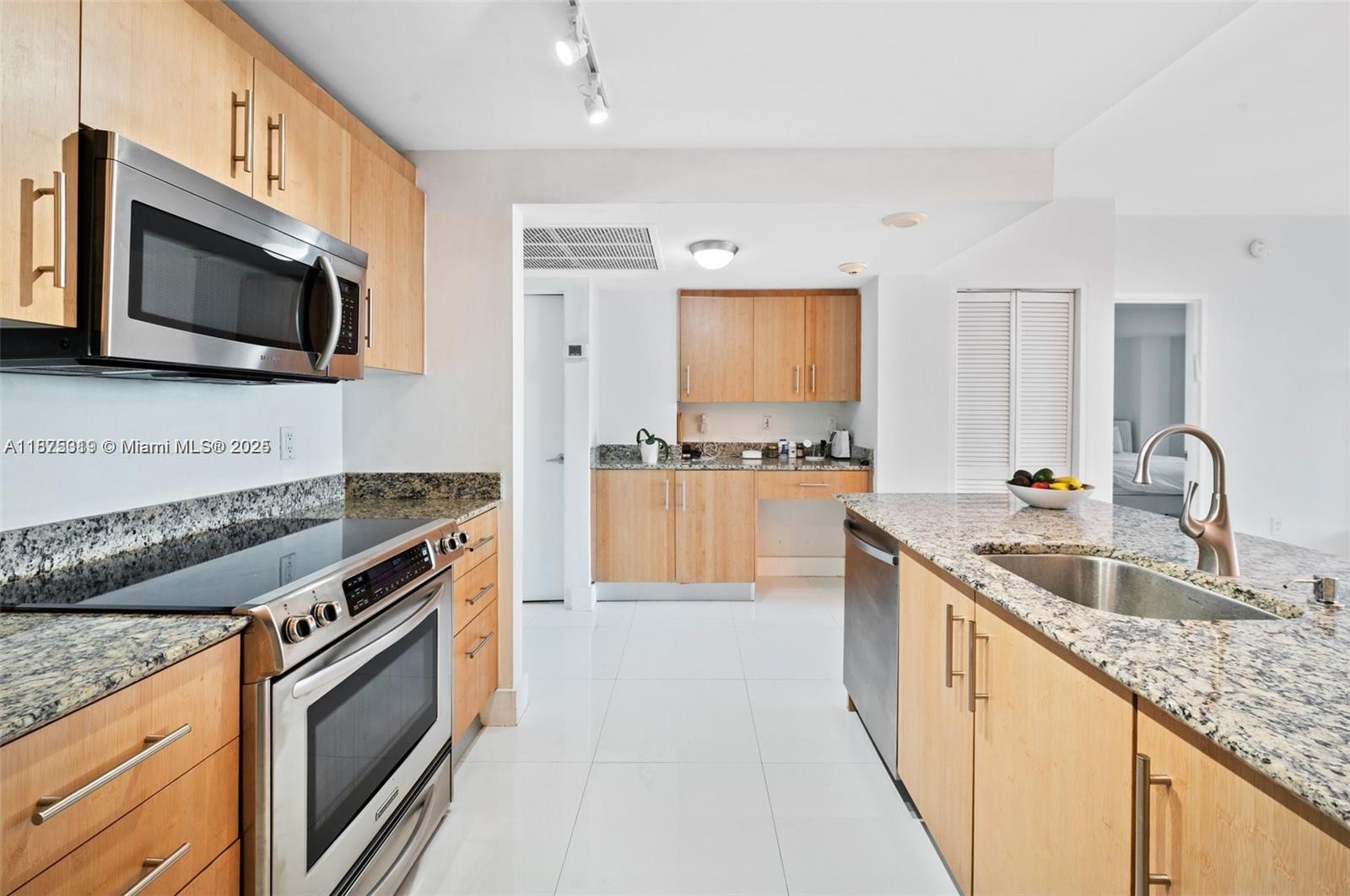 10275 Collins Ave 526