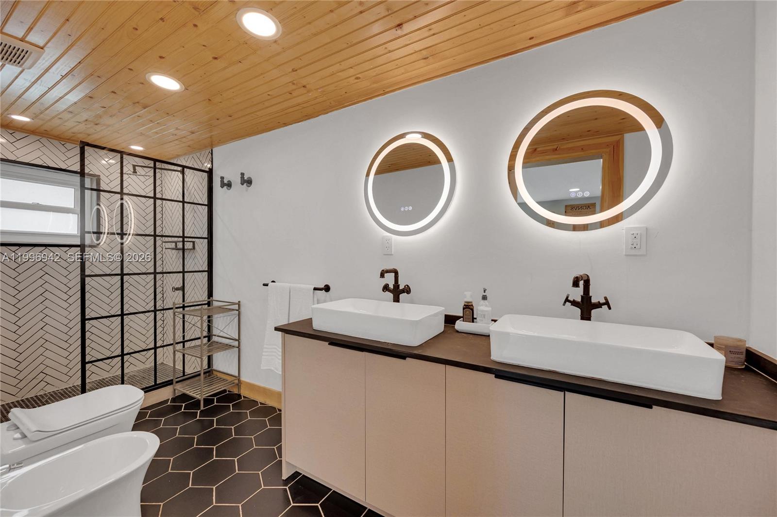 CRAVERO LAKE SHORE ESTATE - Residential