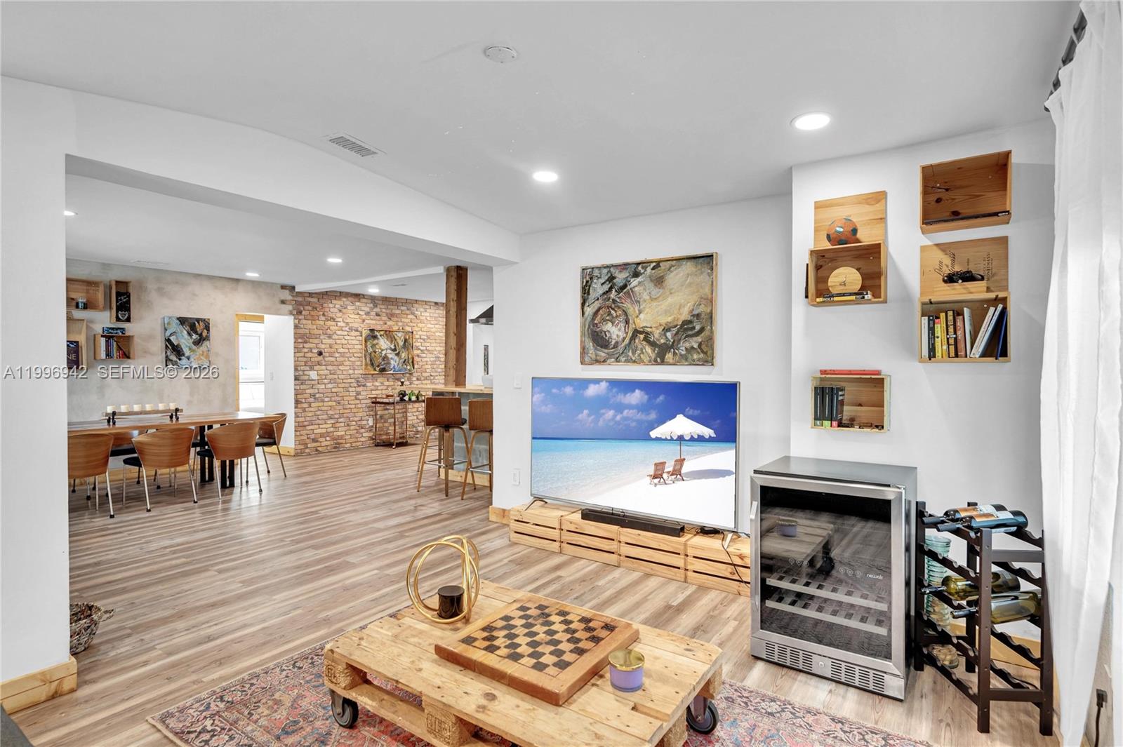 CRAVERO LAKE SHORE ESTATE - Residential