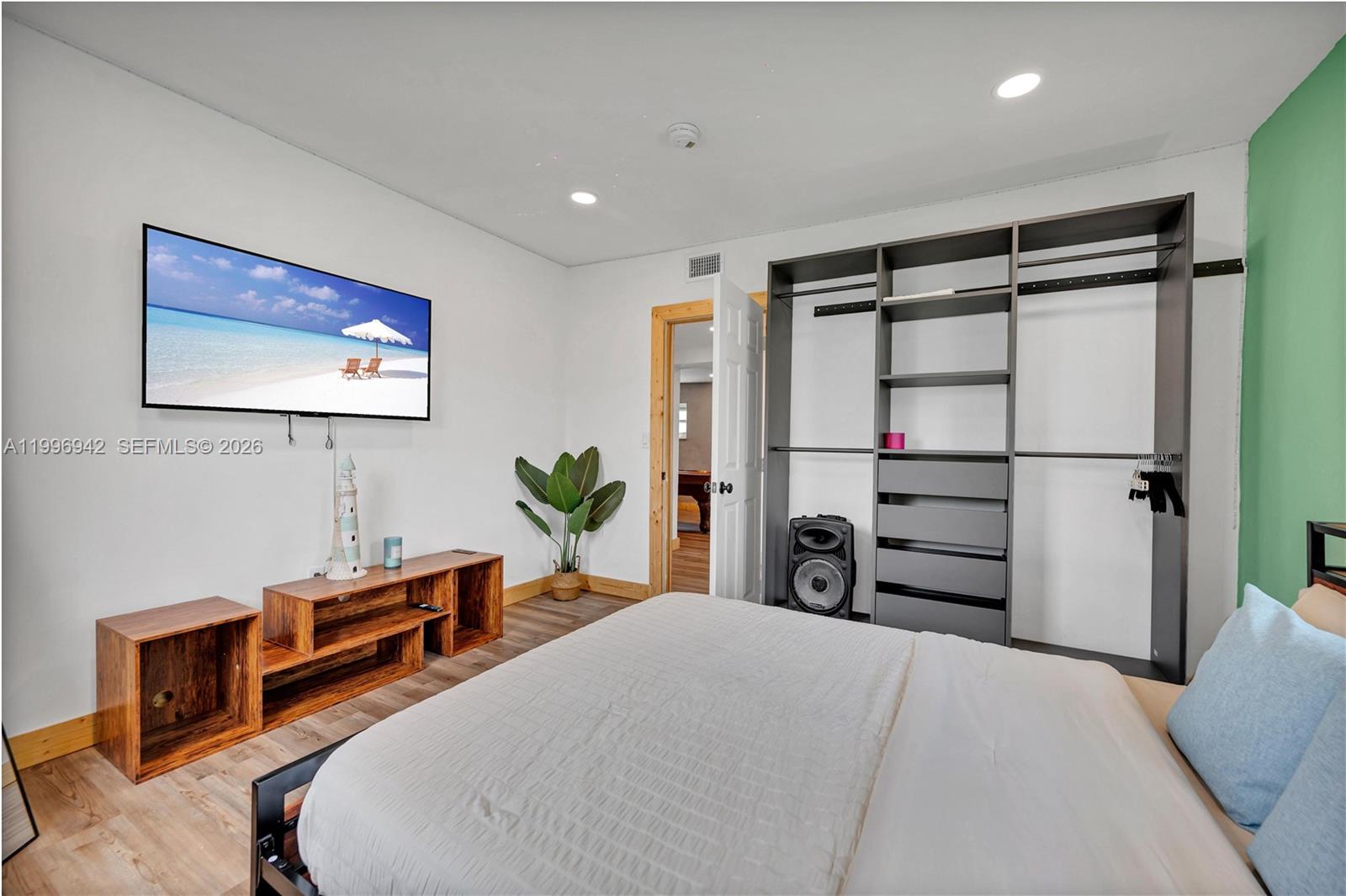 CRAVERO LAKE SHORE ESTATE - Residential