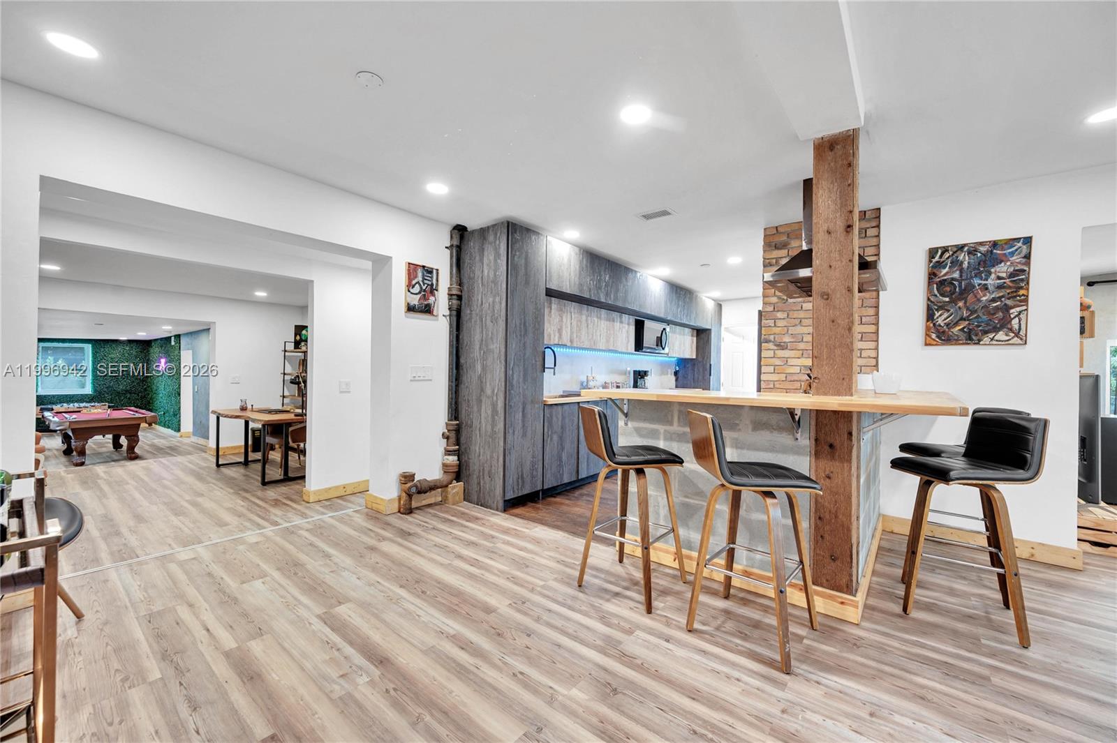 CRAVERO LAKE SHORE ESTATE - Residential