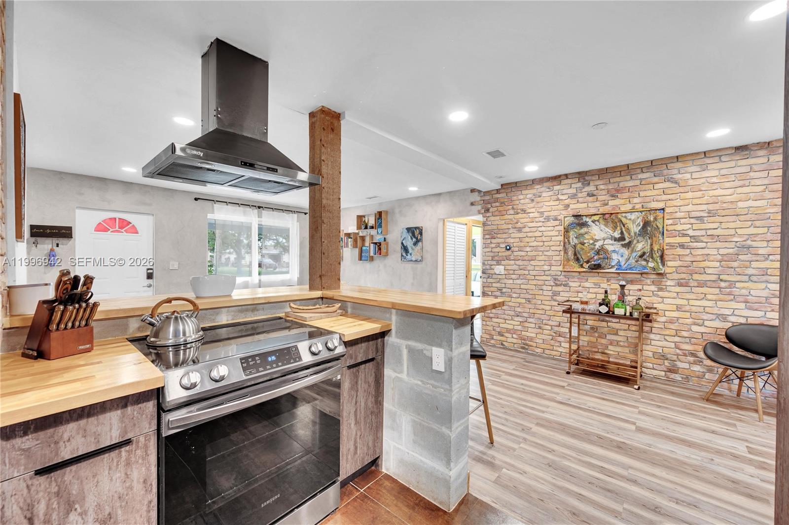 CRAVERO LAKE SHORE ESTATE - Residential