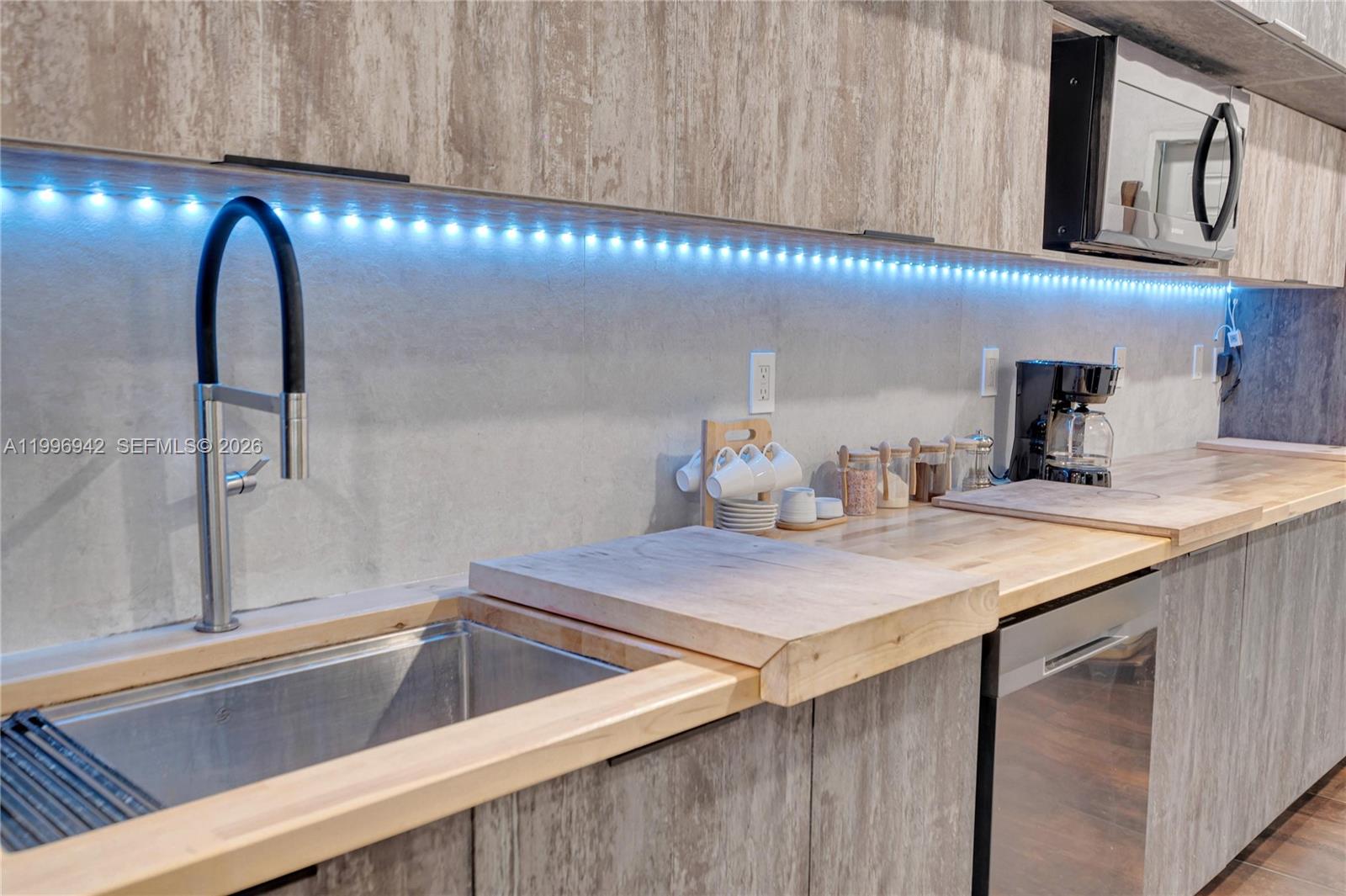 CRAVERO LAKE SHORE ESTATE - Residential