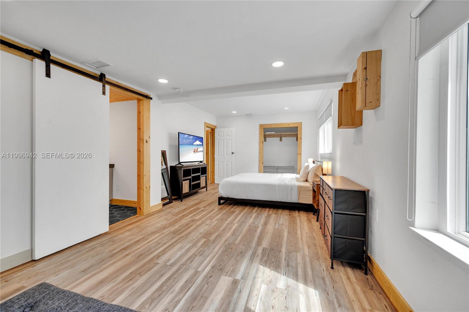 CRAVERO LAKE SHORE ESTATE - Residential