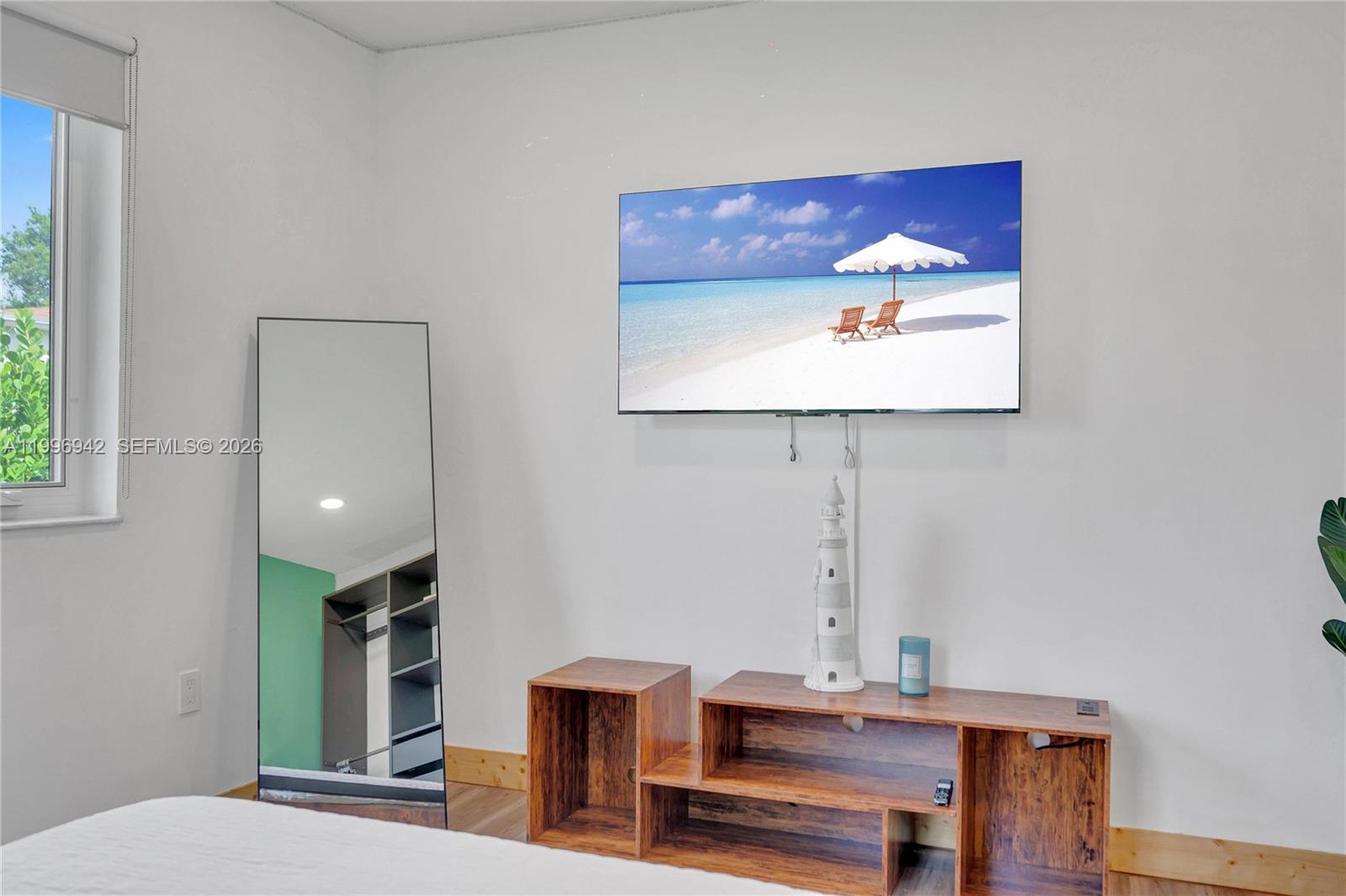 CRAVERO LAKE SHORE ESTATE - Residential