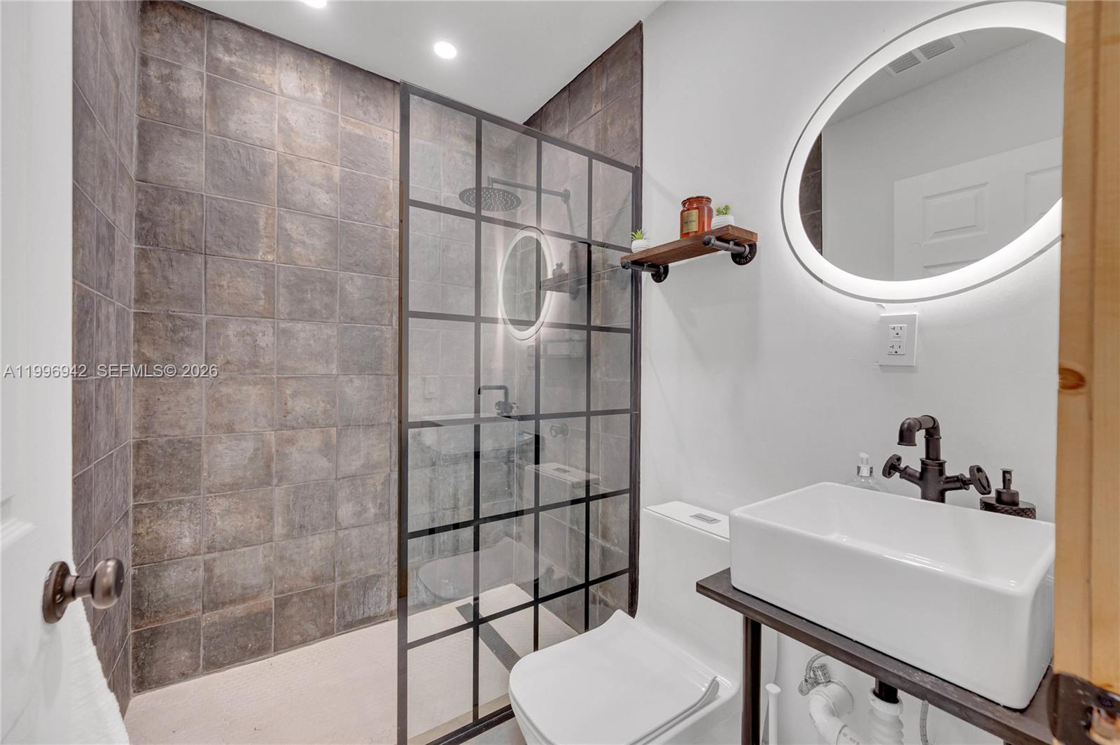 CRAVERO LAKE SHORE ESTATE - Residential