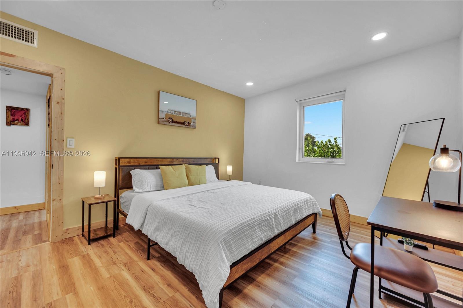 CRAVERO LAKE SHORE ESTATE - Residential