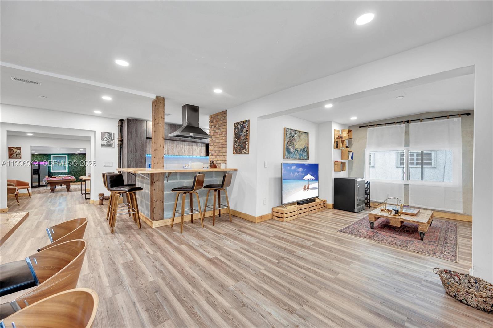 CRAVERO LAKE SHORE ESTATE - Residential