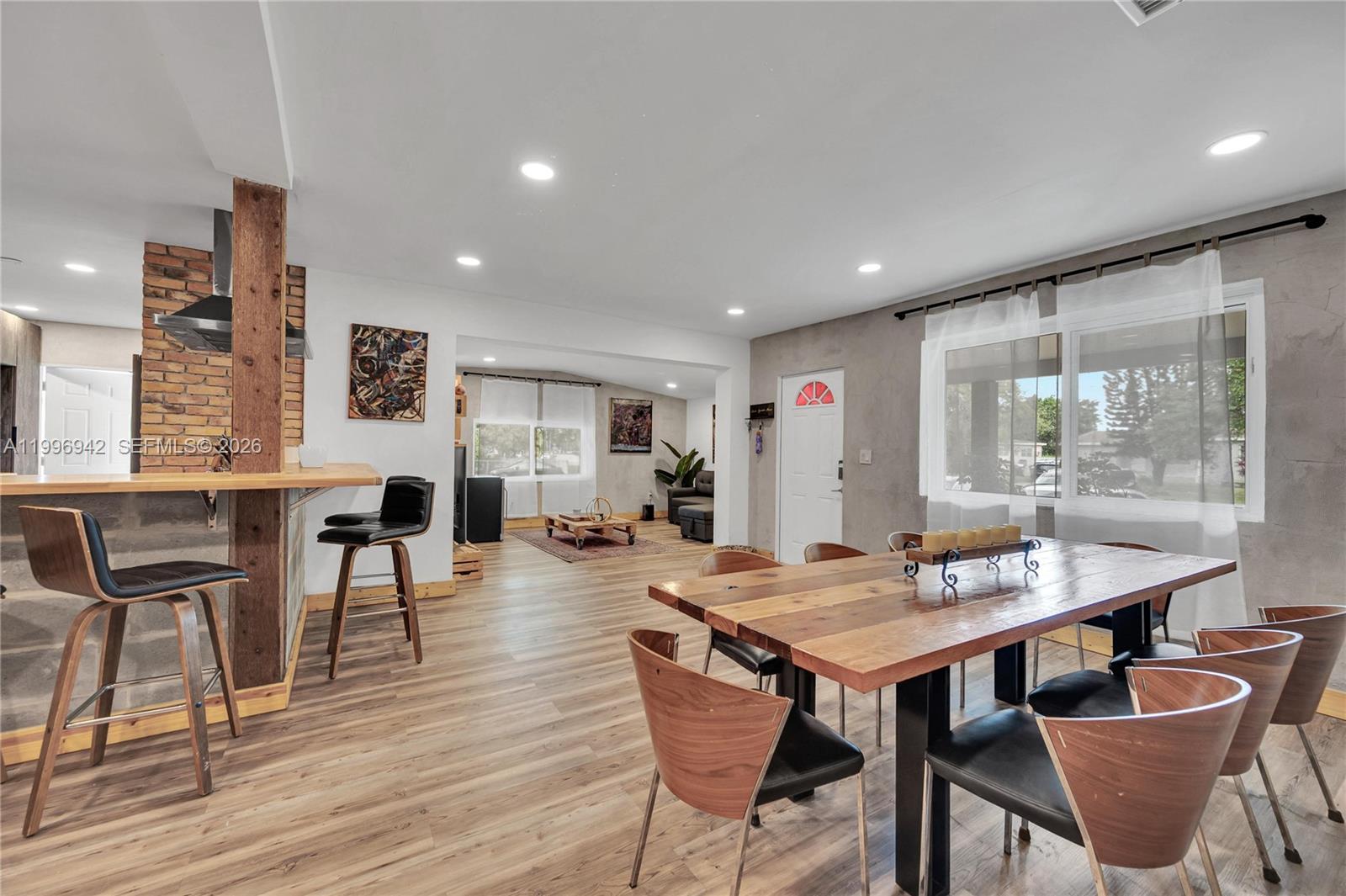 CRAVERO LAKE SHORE ESTATE - Residential