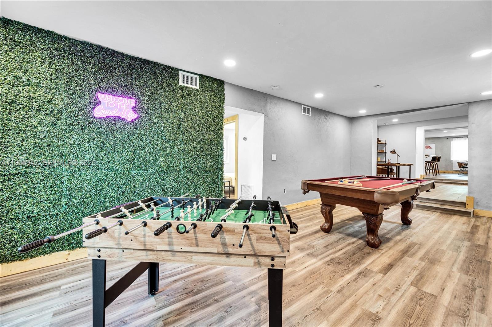 CRAVERO LAKE SHORE ESTATE - Residential