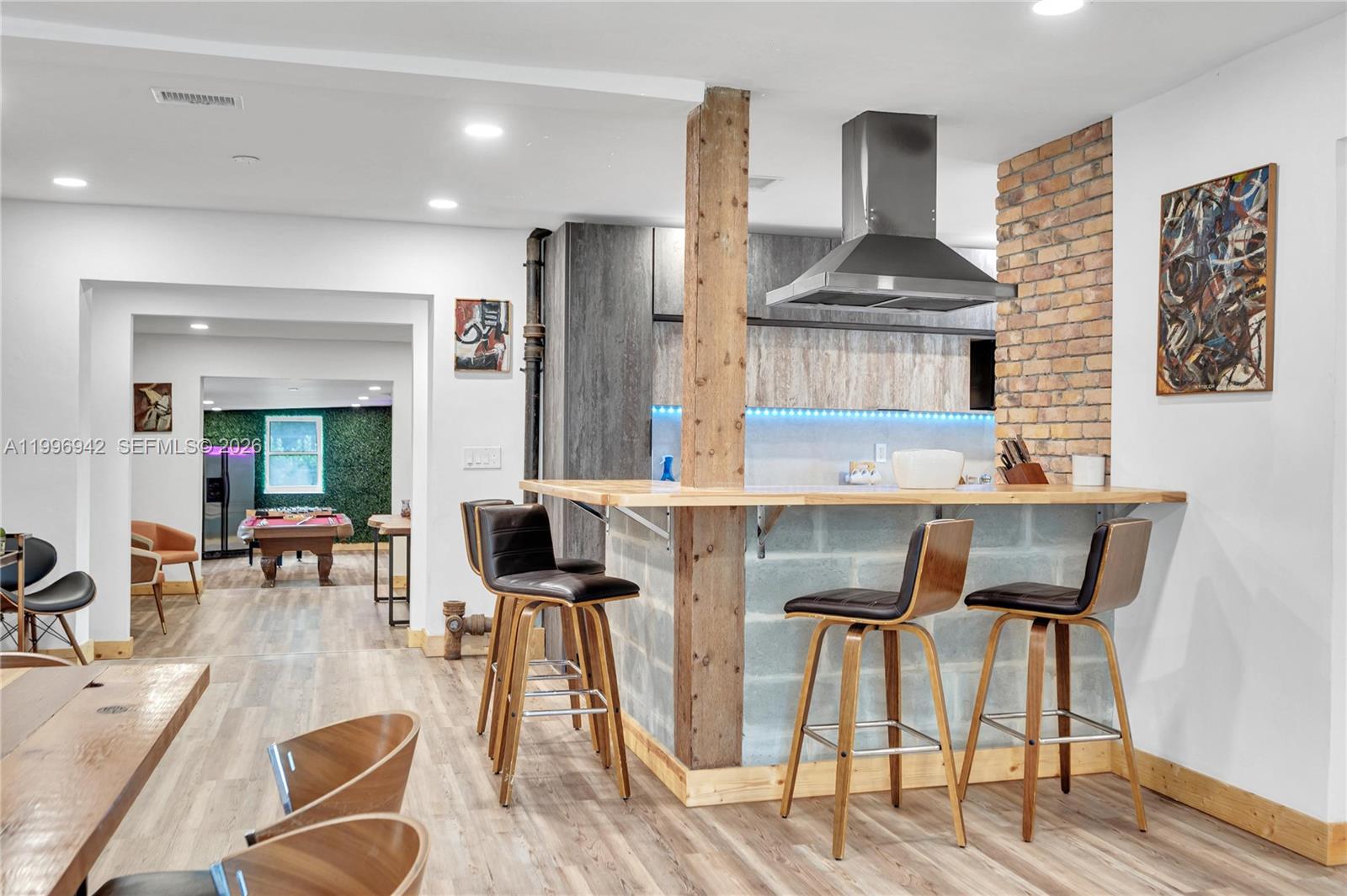 CRAVERO LAKE SHORE ESTATE - Residential