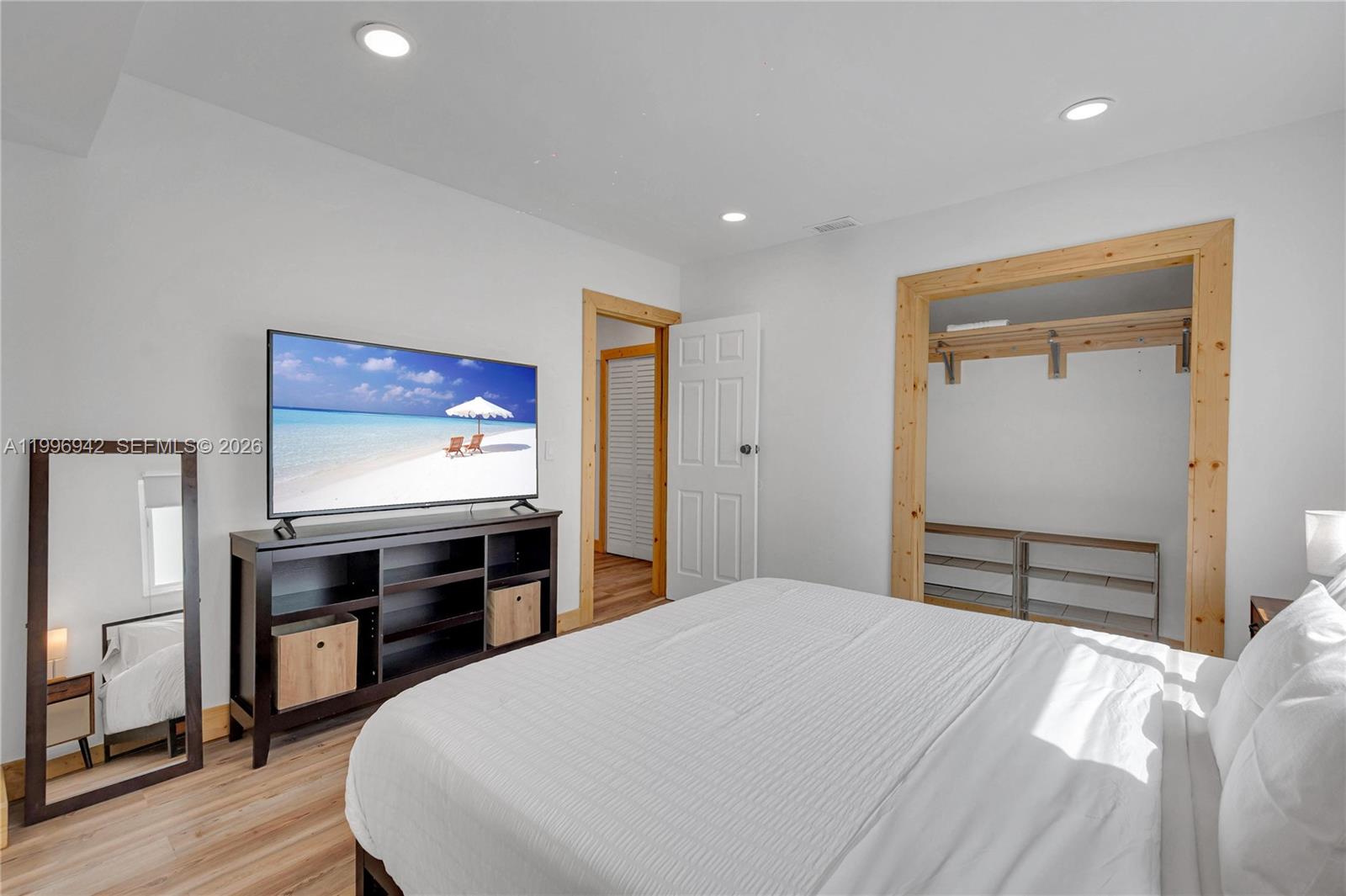 CRAVERO LAKE SHORE ESTATE - Residential