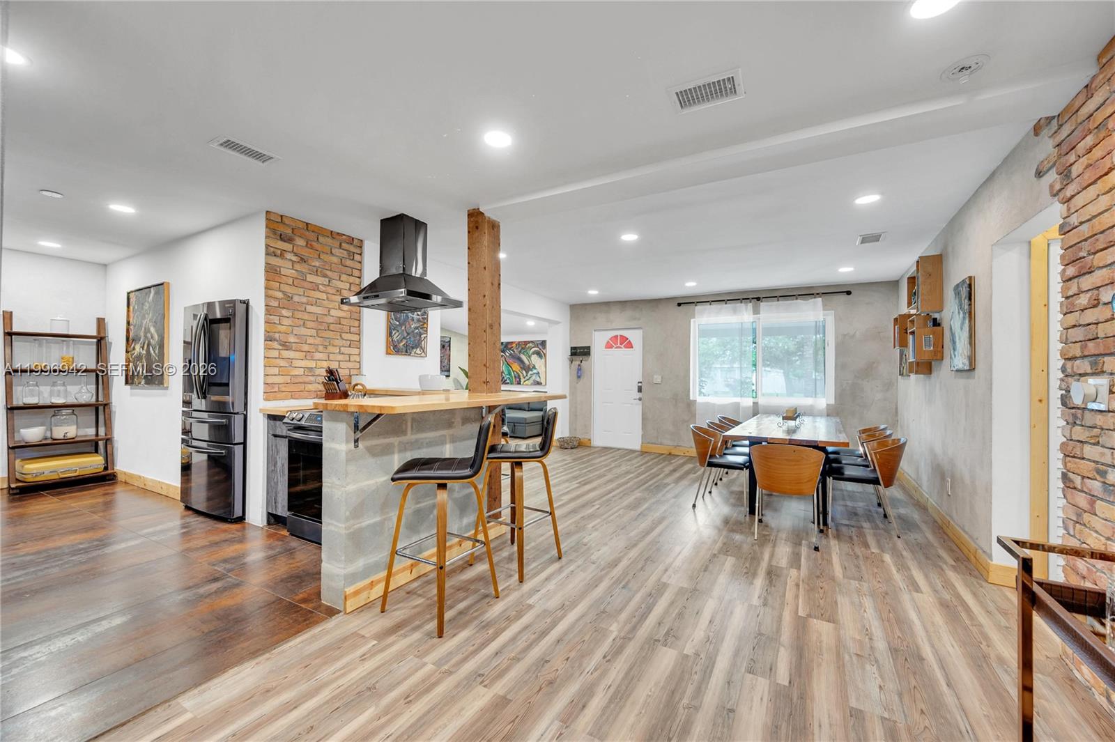 CRAVERO LAKE SHORE ESTATE - Residential