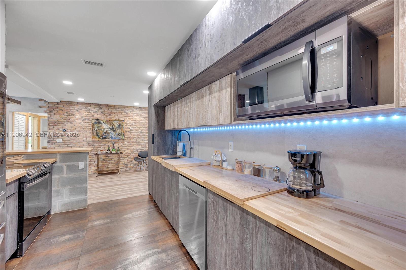 CRAVERO LAKE SHORE ESTATE - Residential